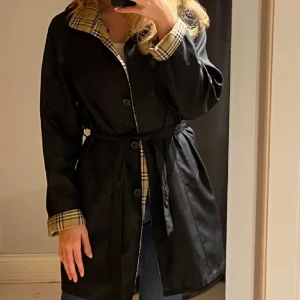 Burberry trenchcoat  - Säljer en burberry liknande trench coat, sååå fin för hösten och har även ett justerbart skärp till. Köpt secondhand i Paris! 