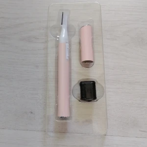 2 i 1 exfolierande Ansiktsepilator  - Elektrisk dermaplaning och trimmer i ljusrosa och vitt. Perfekt för att ta bort ansiktshår och exfoliera huden. Kommer med skyddshylsa och extra tillbehör för olika användningsområden. Smidig och enkel att använda för ett slätt resultat. Drivs med batteri 1xAAA (medföljer inte) Märke Innovagoods 