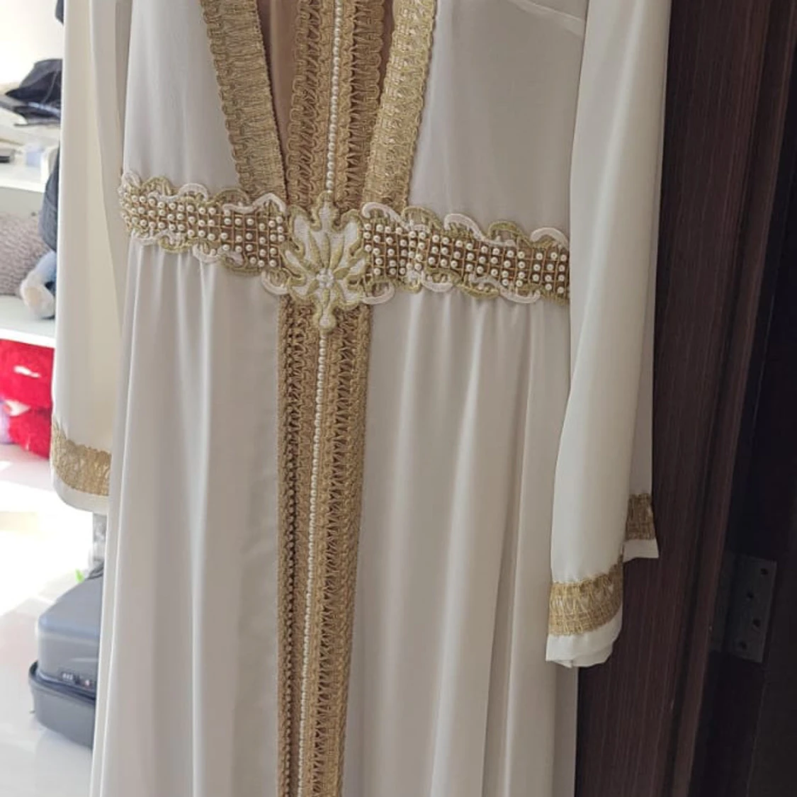 Vit långklänning med guldiga detaljer - 1