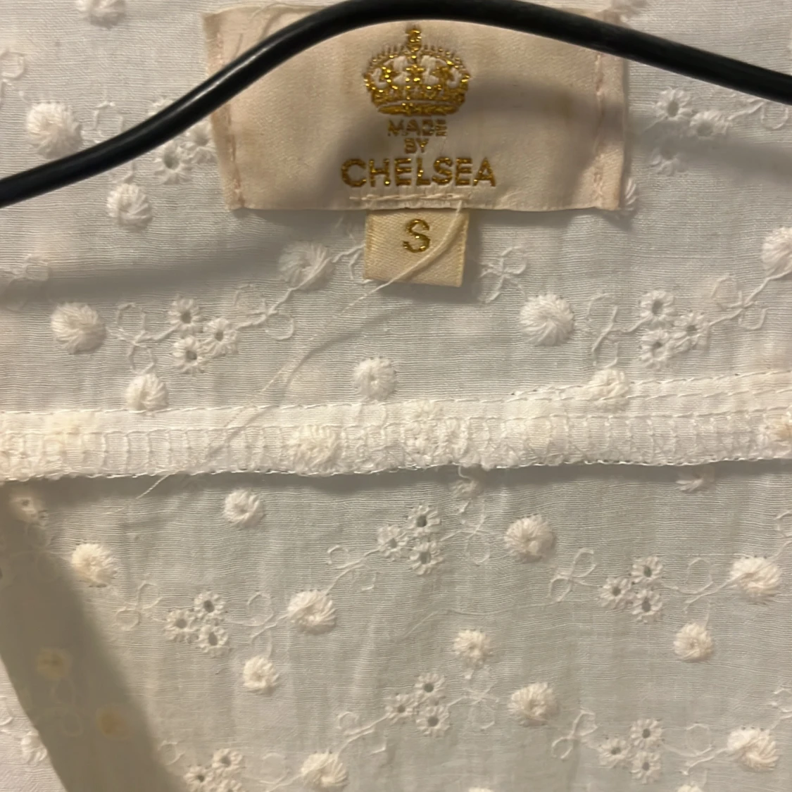 Vit kortklänning med blommigt mönster från Chelsea - 1