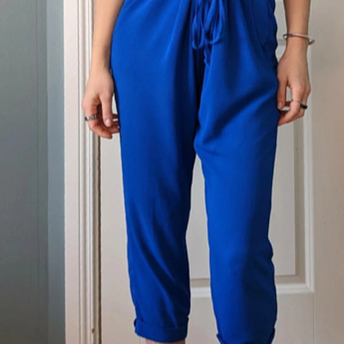 Kornblå jumpsuit med knyt i midjan - 2