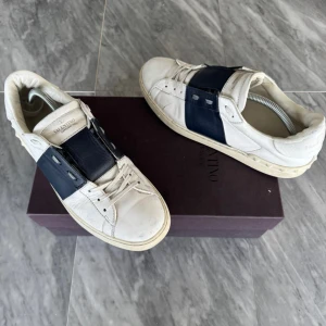 Valentino skor  - Valentino Open - Skick: Fint skick - Tillbehör: Valentino kort - Nypris: 6000kr - TrendWardrobe