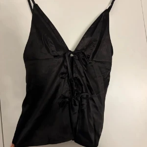 Satin linne med knytning - Säljer denna festliga toppen i strl XS. Aldrig använd. Tryck gärna på ”köp nu”.