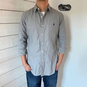 Ralph lauren skjorta - Säljer nu denna trendiga Ralph lauren skjorta i bra skick perfekt nu till sommar! | Passform: Slim Fit, storlek M | Möts upp i Stockholm vid köp, inte provning | Hör av dig vid minsta fundering eller behov av mer bilder👊🏼😊