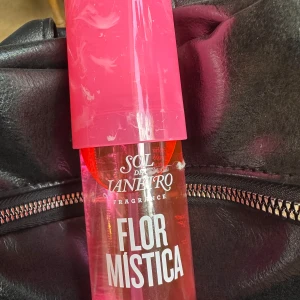 Flor Mística Fragrance från Sol de Janeiro - En parfym från Sol de Janeiro med namnet Flor Mística. Flaskan är genomskinlig med rosa toner och har ett stort rosa lock. Innehåller 90 ml. Perfekt för dig som gillar blommiga och fräscha dofter.endast testad av lukt 