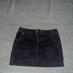 Brun jeanskjol med fickor - Super fin brun shimrig jeanskjol från hm i storlek 36! Bra skick