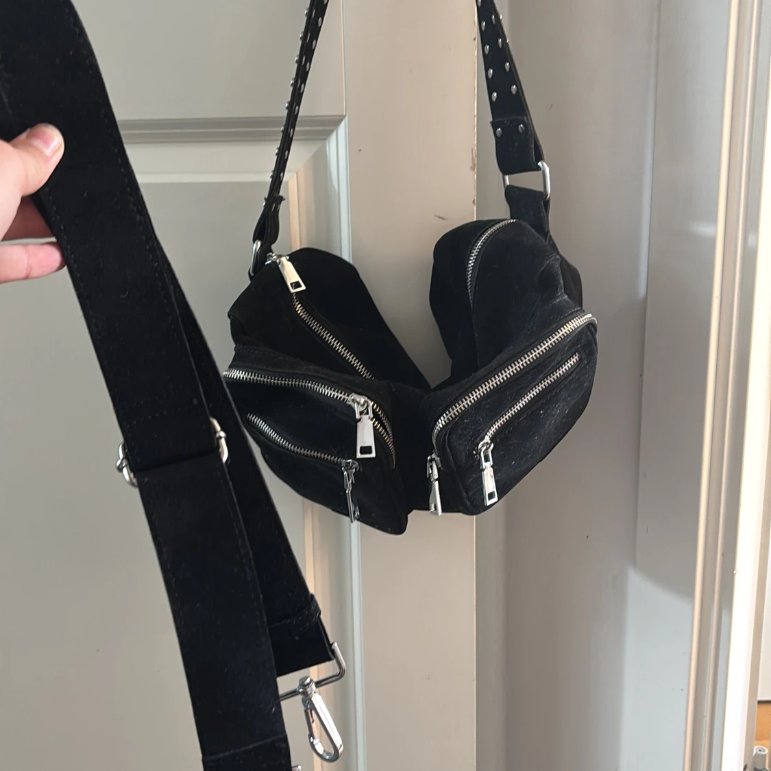 Svart axelväska med nitar och dragkedjor - 2