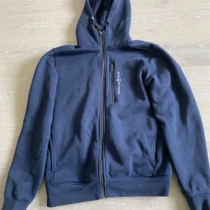 Sail Racing zip hoodie - En snygg Sail Racing hoodie Navy, utmärkt skick, nästintill oanvänd! Väldigt populär med ett nypris på 1500kr