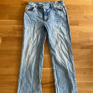 Ljusblå raka jeans från Bikbok W31 L32 - Säljer ett par klassiska ljusblå jeans från Bikbok  med raka ben och normal passform. Jeansen har en snygg ljusblå jeansfärg. Lite slitage nedtill på byxorna men inget som syns vid användning. Säljer då de tyvärr är förstora för mig. 