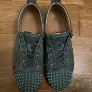 Mörk gröna loubs -  säljer nu dessa loubs. Storlek 46 men passar både 45 och 47, har inget original till skorna. Högra Skon har börjat lossna jätte lite från sulan men håller ett riktigt bra tag till. Kan prutas lite. Skriv vid minsta fråga!