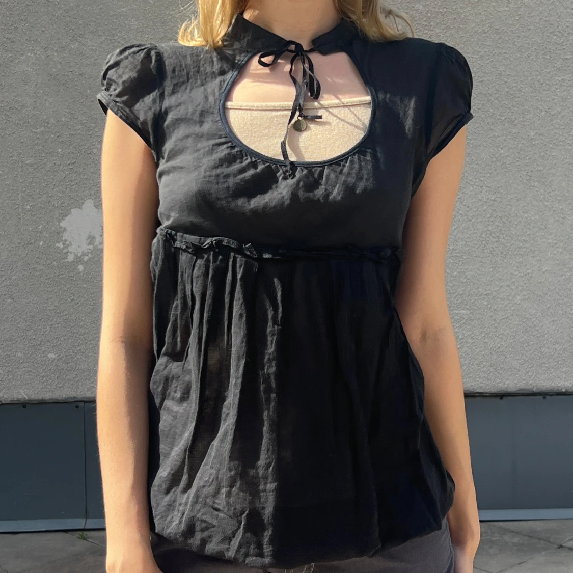 Svart Cop.Copine blus med knyt och cut-out - 1