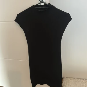 Kort klänning från Zara - Strechigt material