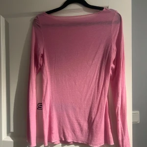 Rosa intimissimi tröja   - Säljer min rosa intimismitröja i storlek S, den är använd ganska mycket men fortfarande i fint skick. Kan ha någon trådrand som har åkt upp men annars är den i fint skick💕därmed priset