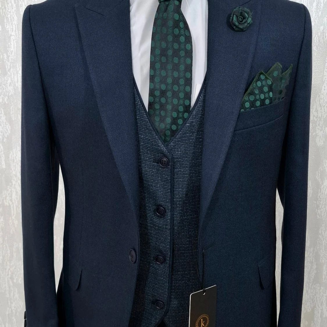 Grön kostym med väst och orange accessoarer från Kenzal - 1