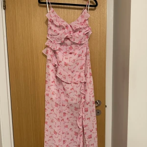 Sommarklänning från Vero Moda - Säljer denna så fina och somriga klänning från Vero Moda💕💕 den är helt ny och enbart testad men har tagit bort lappen.   Slutsåld på hemsidan