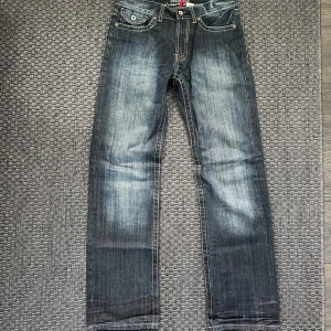 2000s Jeans - Assnygga Jeans från Parasuco Denim Legend. Broderade bakfickor och straight fit. Midjemått: 41cm Innerben: 84cm Benöppning: 23cm