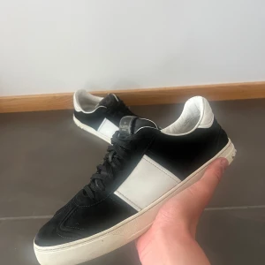 Valentino flycrew  - Ett par riktigt snygga svarta valentino flycrew. Väldigt eftertraktade och svåra att få tag i. Passar verkligen till allt, och är ett perfekt sko val nu inför sommaren. Bra skor som utrycker dig outfit ännu mer. Skorna är i strlk 45 men passar både en storlek större och mindre. Skorna är i bra skick förutom lite släpp i sulan på höger skon (ses på sista bilden) och att två nitar saknas på höger skon(ses på bild 4) annars så är de helt felfria!!! för mer frågor så är det bara att höra av sig;)