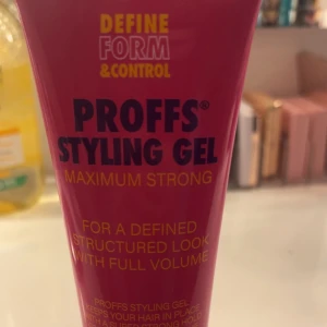 Hår gelé  - Hår gele som är perfekt för att göra tex slick back mm och håret håller hela dagen. helt oanvänd 