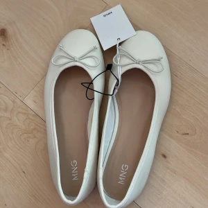 Vita ballerinaskor med rosett  - fina ballerinaskor som är helt nya med prislapp kvar❣️
