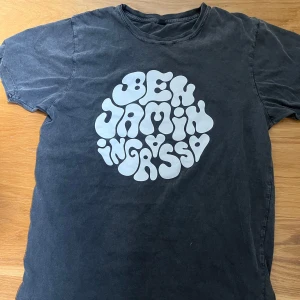 Benjamin Ingrosso merch!!! - Säljer denna skit coola T-shirten som är köpt från Benjamin ingrossos konsert 2023! Köpt för 400kr, priset kan diskuteras 💕