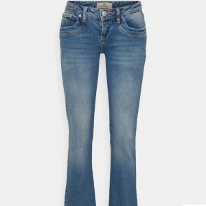 Blå bootcut jeans från LTB - Jätte snygga jeans från Ltb, säljer pågrund av att de tycör är för korta för mig. Jag är 163. Prislapparna finns ej kvar men de har inte använts