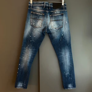 Unika Tramarossa jeans NYSKICK - Nyskick, inga defekter. Mycket snygga och ovanliga. Nypris ca 5000kr. Storlek W30. Mått finns. Skriv för mer information🤝