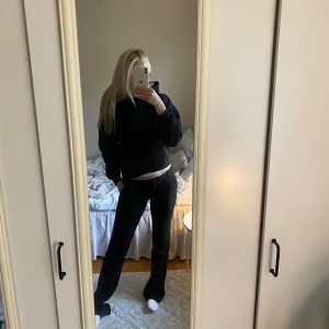 Hoodie - Svart hoodie från lager