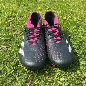Adidas fotbollsskor svart/rosa - Säljer ett par Adidas fotbollsskor. De är i bra skick och har inte använts mycket. 