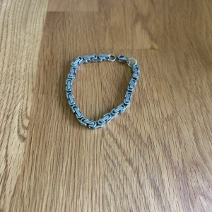 Kejsarlänk  - Säljer mitt kejsarlänk armband i silver. 19cm lång så passar dom flesta. Nypris 1200