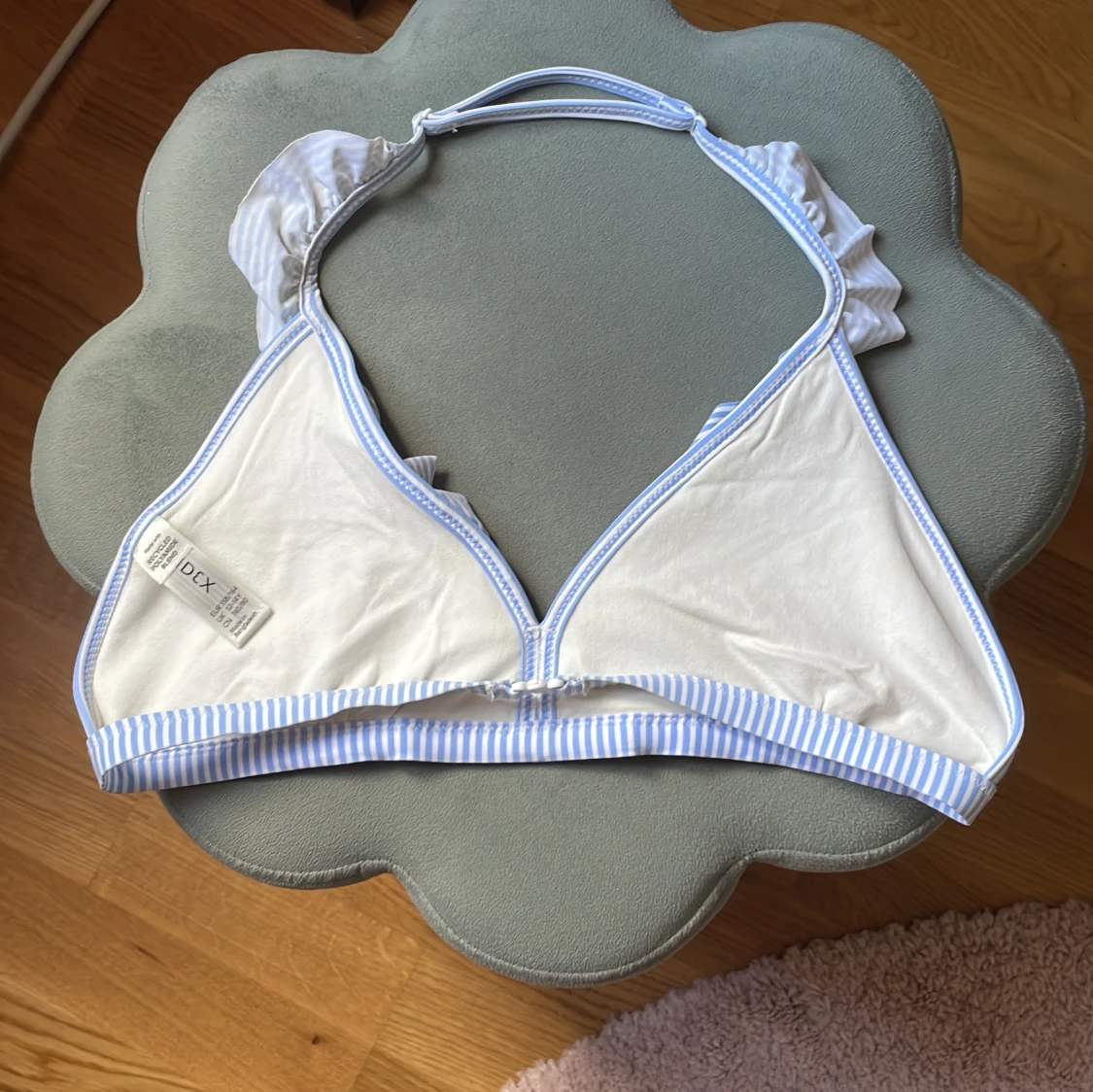 Bikini-topp randig volanger🩵🤍✨ - 1