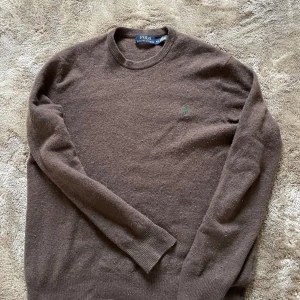 POLO RALPH LAURENT SWEATSHIRT - Säljer nu min feta Raffe tröja!🙌🙌✅ Den är i Kashmir/Ull material! Den passar mellan 165-175! Skick 7/10 pga ett litet hål, därav det billiga priset🌟Hör av dig om nu har någon fråga!🙌