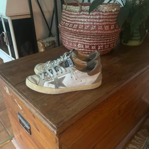 Golden goose  - Golden goose skor storlek 41 passar 42.                     Ingen box ingen dustbag tyvärr. Skriv för mer info.