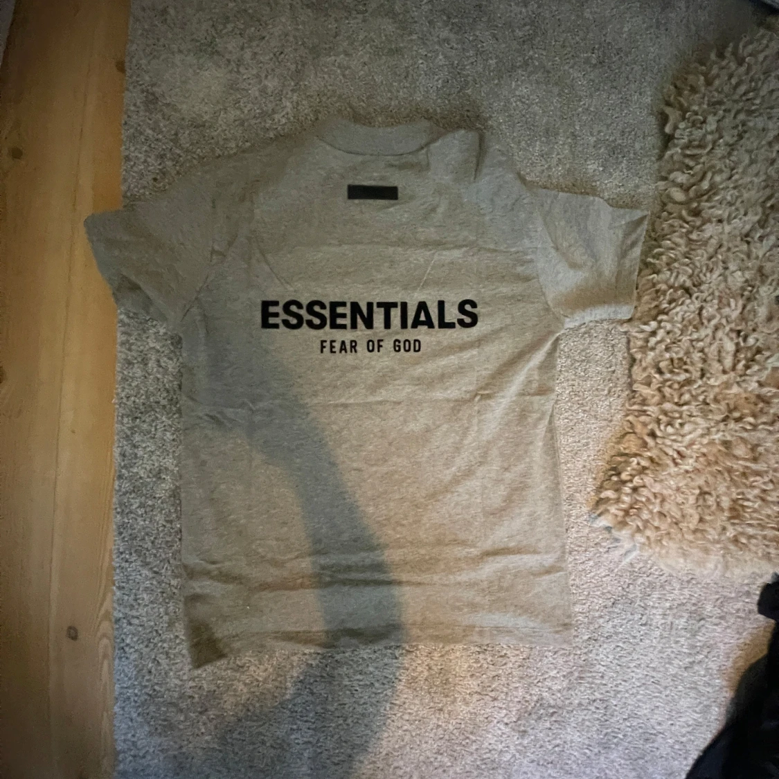 Grå t-shirt från Essentials Fear of God - 1
