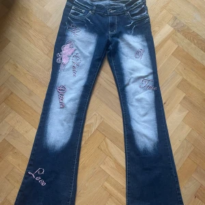 Äkta dream age jeans - Bra skick. Storlek 42 men insydda så dom sitter ungefär som en s. Midjemått 35 cm raktöver. Köptes på Plick och säljs för att dom var något förstora för mig. Märke på ena benet från en penna, men inga andra skador. 