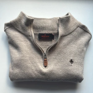 Beige merinoulls halvzip från Morris - Säljer den här feta tröjan från Morris i 100% merinoull. Går och ha året om. Inga defekter. Storlek XS. Skick 9/10
