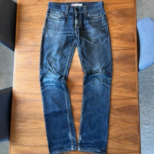Vintage Levis 511 - Klassiska blå Levis 501 jeans med raka ben och femficksmodell. Jeansen har normal passform och är tillverkade i slitstarkt denim med knappgylf. Perfekta för dig som gillar tidlös stil och vill ha ett par jeans som funkar till det mesta. W32/L34 Skriv om du har någon fråga.