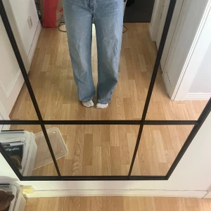 Ljusblå raka jeans - Säljer ett par ljusblå jeans med rak passform och klassisk femficksdesign. Jeansen har normalhög midja och är i ett mjukt denimtyg. Perfekta för en avslappnad stil och passar till det mesta.