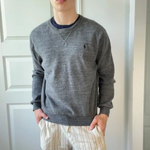 Ralph Lauren sweatshirt - 9/10 skick || lite tjockare i materialet || Modellen är 180 cm och 75 kg || Kom med frågor! 