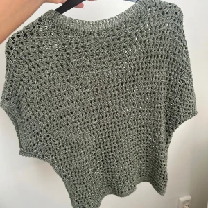 Kortärmad stickad tröja  - Så snygg stickad topp från zara endast använd en gång! Storlek S