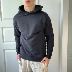 Svart Apc clean hoodie - Inga defekter förutom trådarna i luvan saknas… väldigt snygg, modellen är 180,75 kg passar honom perfekt och bär M.