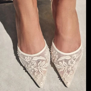 Vita klacakr från Zara - Helt nya klackar från Zara, aldrig använda då de är för små, vet att de är väldigt populära så gör en intressekoll här innan jag skickar tillbaka💕💕