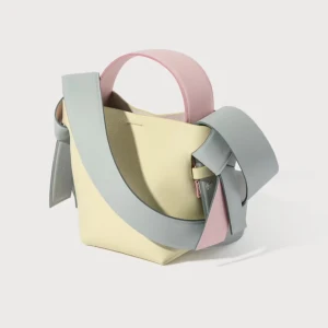 Acne studios musubi micro bag - Superfin acneväska i minsta storleken! Långa bandet går att ta bort. Väskan har små tecken på användning men inget som syns mycket! Originalpris 8000kr! Pris kan diskuteras, men säljer endast vid bra bud