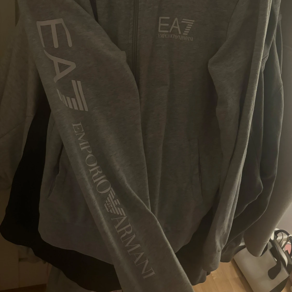 Grå ziptröja från emporio Armani - 1