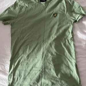 Grön Lyle&Scott T-shirt - Jättefint skick, knappt använd. Nypris 300. Storlek 13 år