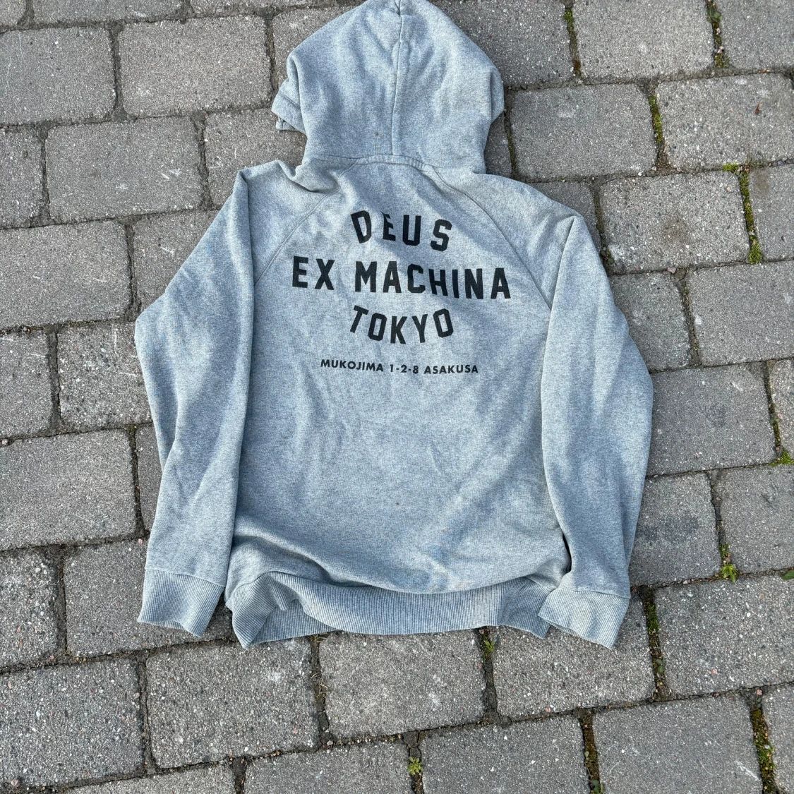 Grå hoodie från Deus Ex Machina - 1