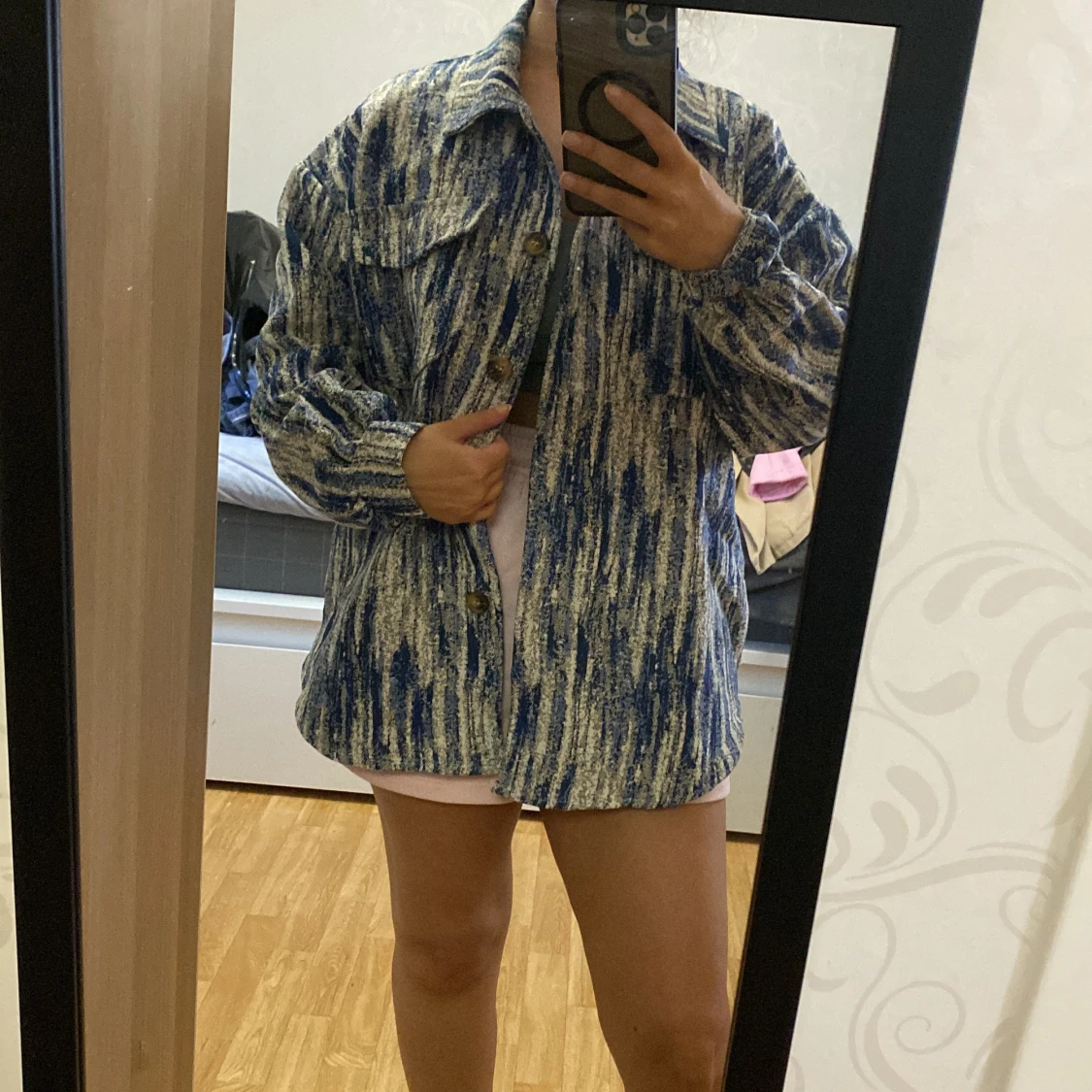 Blå och beige stickad overshirt