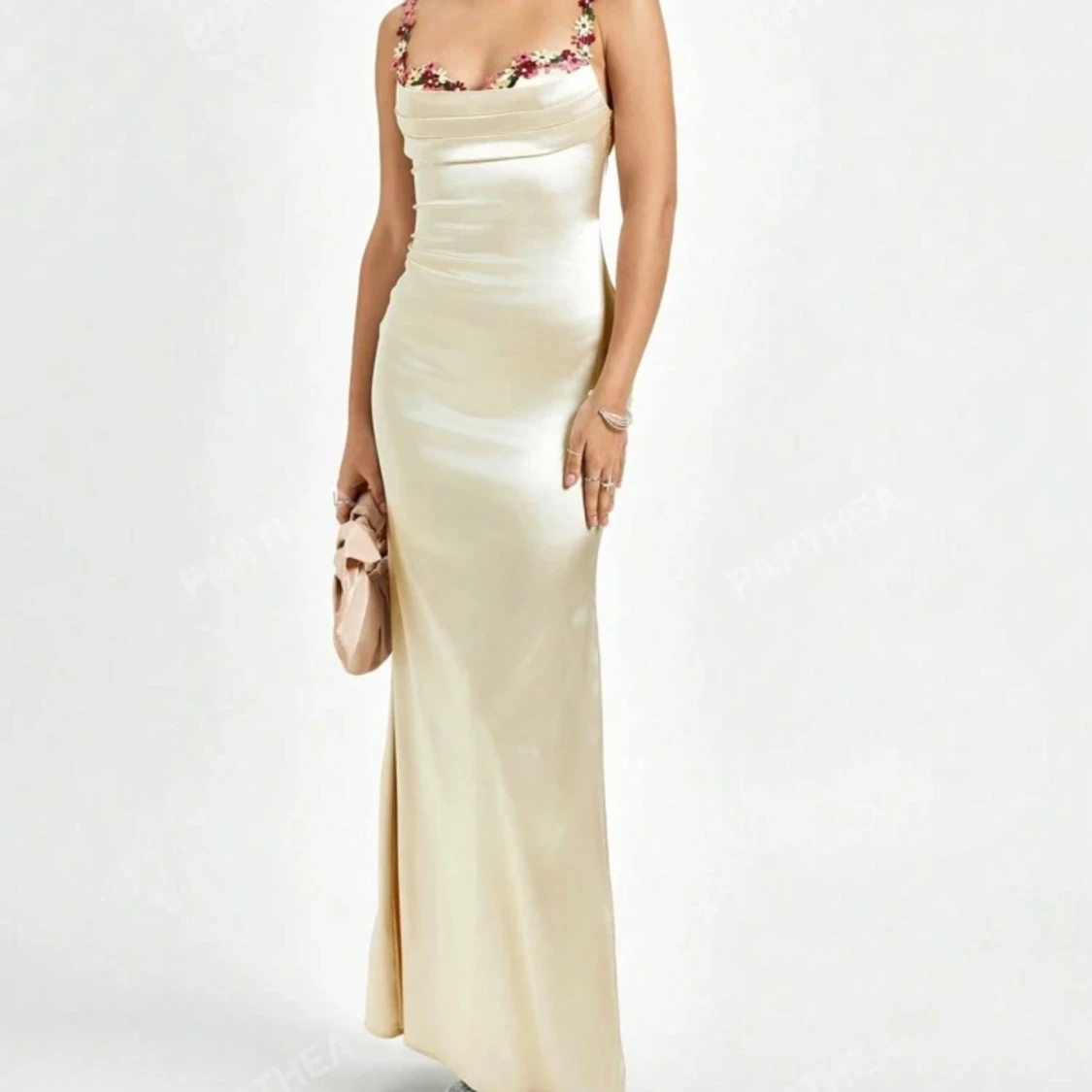Champagnefärgad långklänning med blommiga axelband