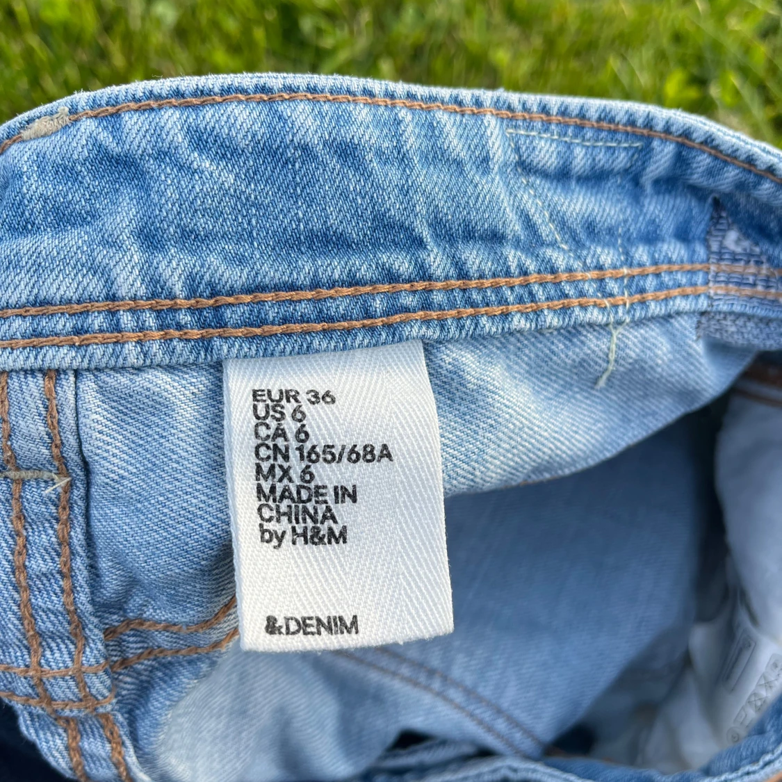 Ljusblå jeansshorts med patchar och slitningar - 4