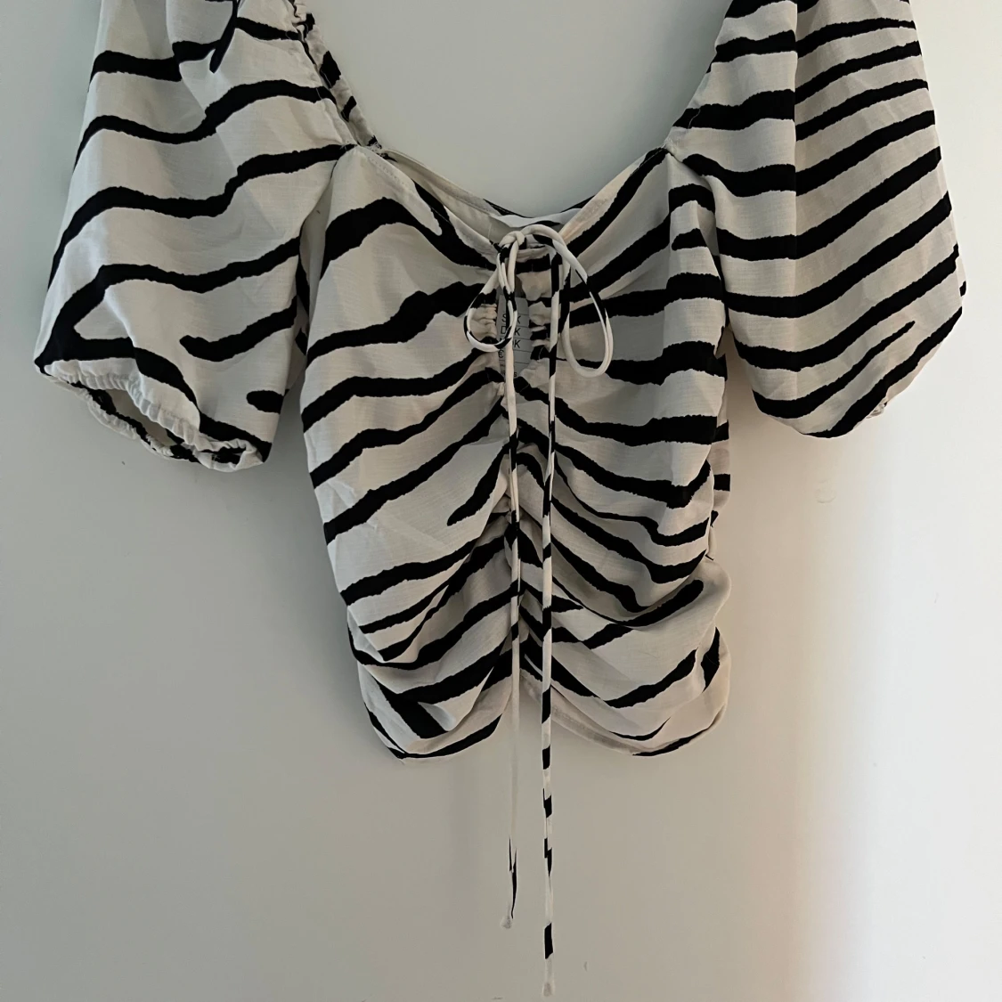 Zebramönstrad topp med puffärmar och knyt - 2