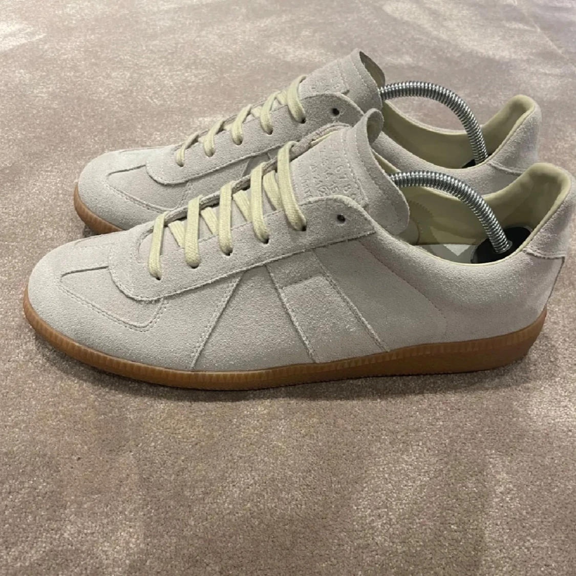 Maison Margiela GAT sneakers i ljus mocka - 1